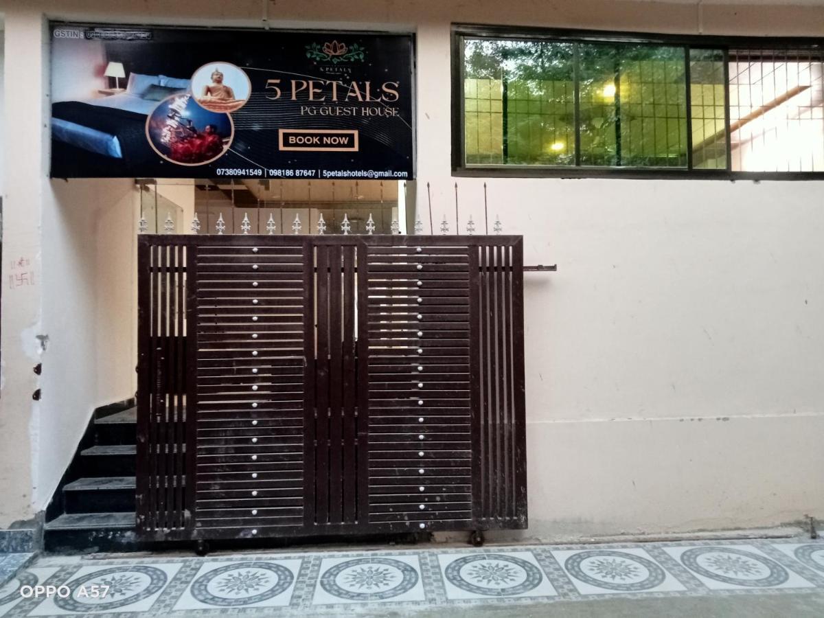 5 Petals Hotel พาราณสี ภายนอก รูปภาพ