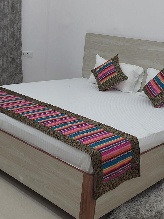 5 Petals Hotel พาราณสี ภายนอก รูปภาพ