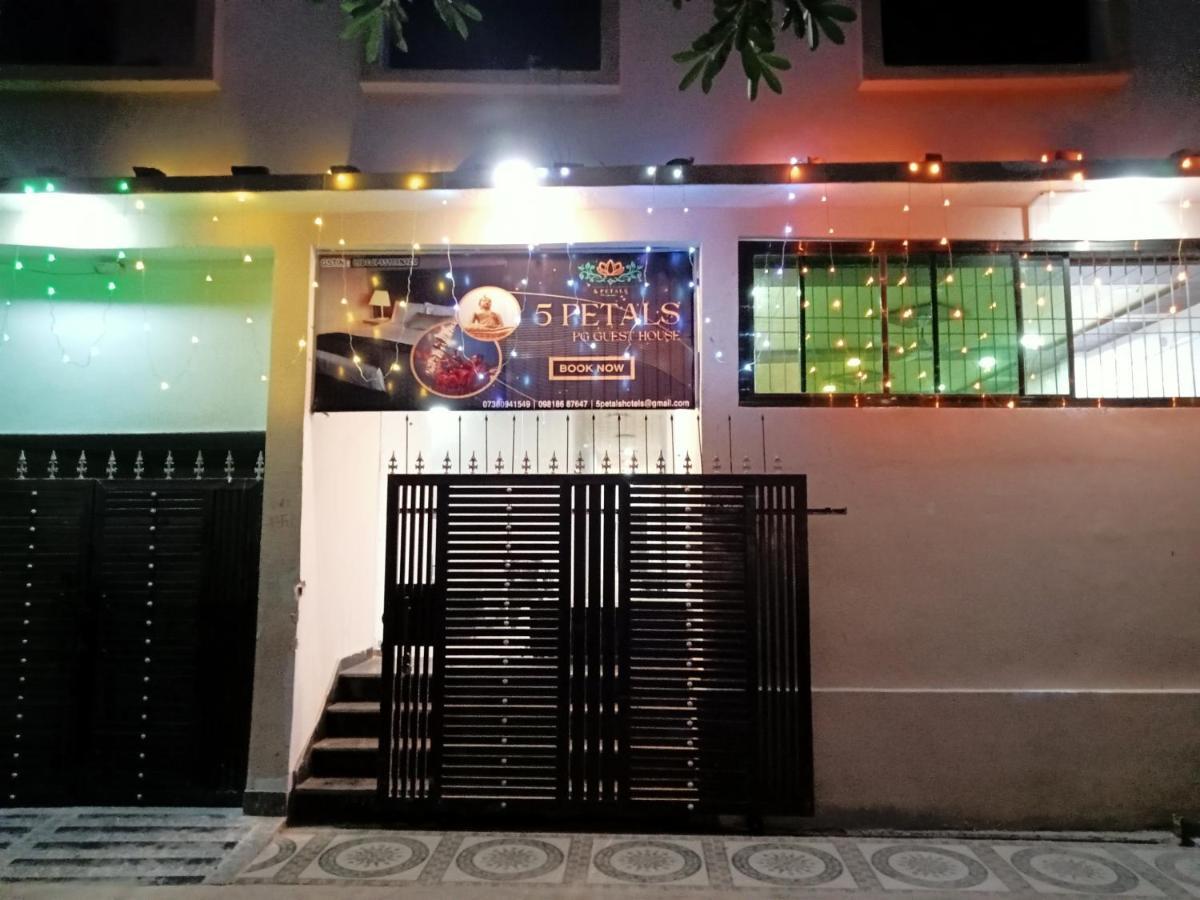 5 Petals Hotel พาราณสี ภายนอก รูปภาพ